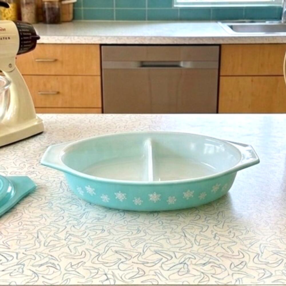 vintage Pyrex Blue Turquoise Snowflake 1.5 Quart Divided Casserole Dish